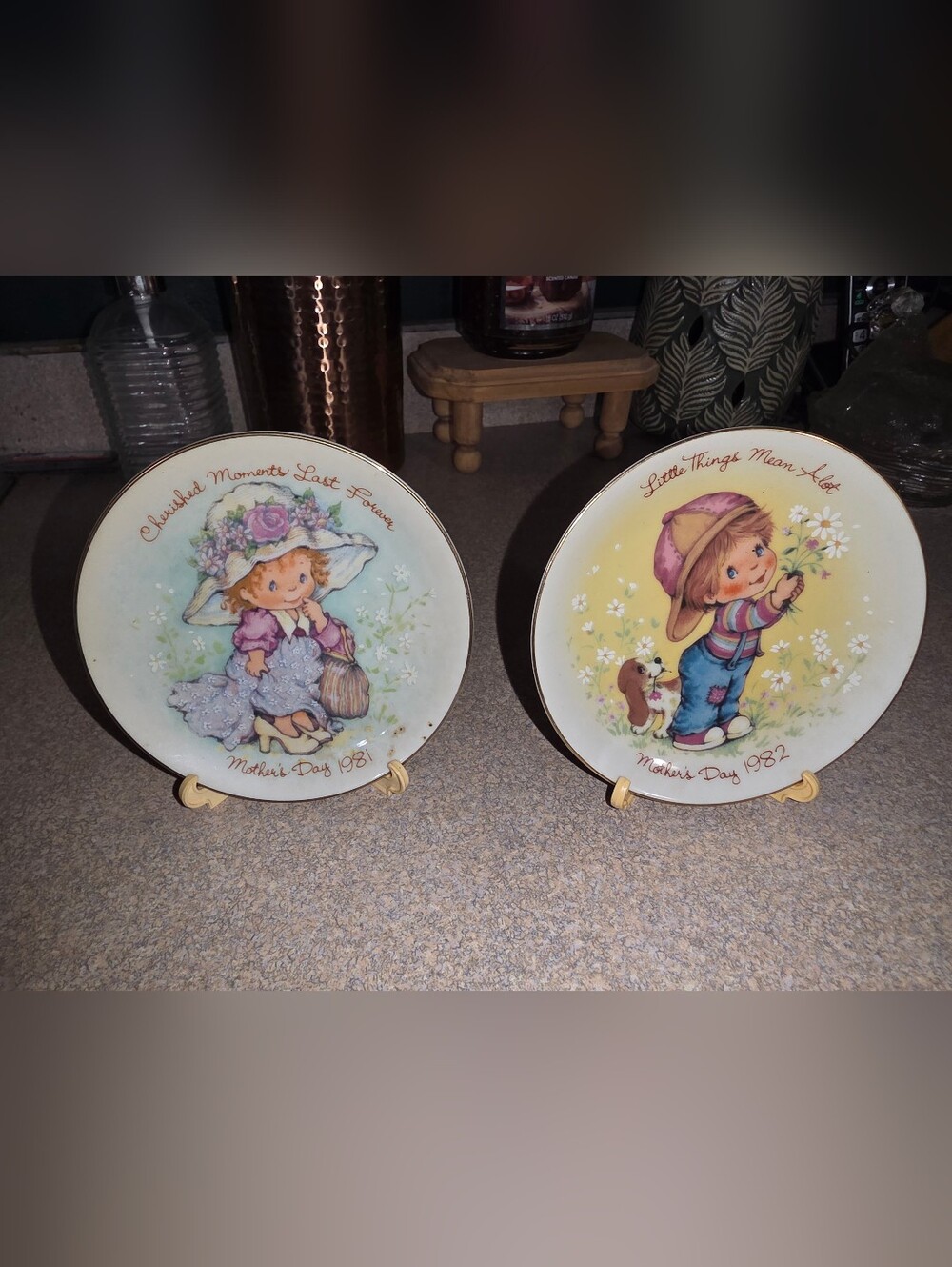 Vintage mini plates on stands. Set of 2. AVON. 1980s plates.
